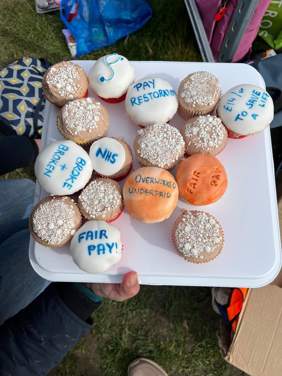 Closing day strike pictures in support of @BMA_JuniorDocs #JuniorDoctorsStrikes via <a href="/PushpoH/">Dr. Pushpo Hossain</a>