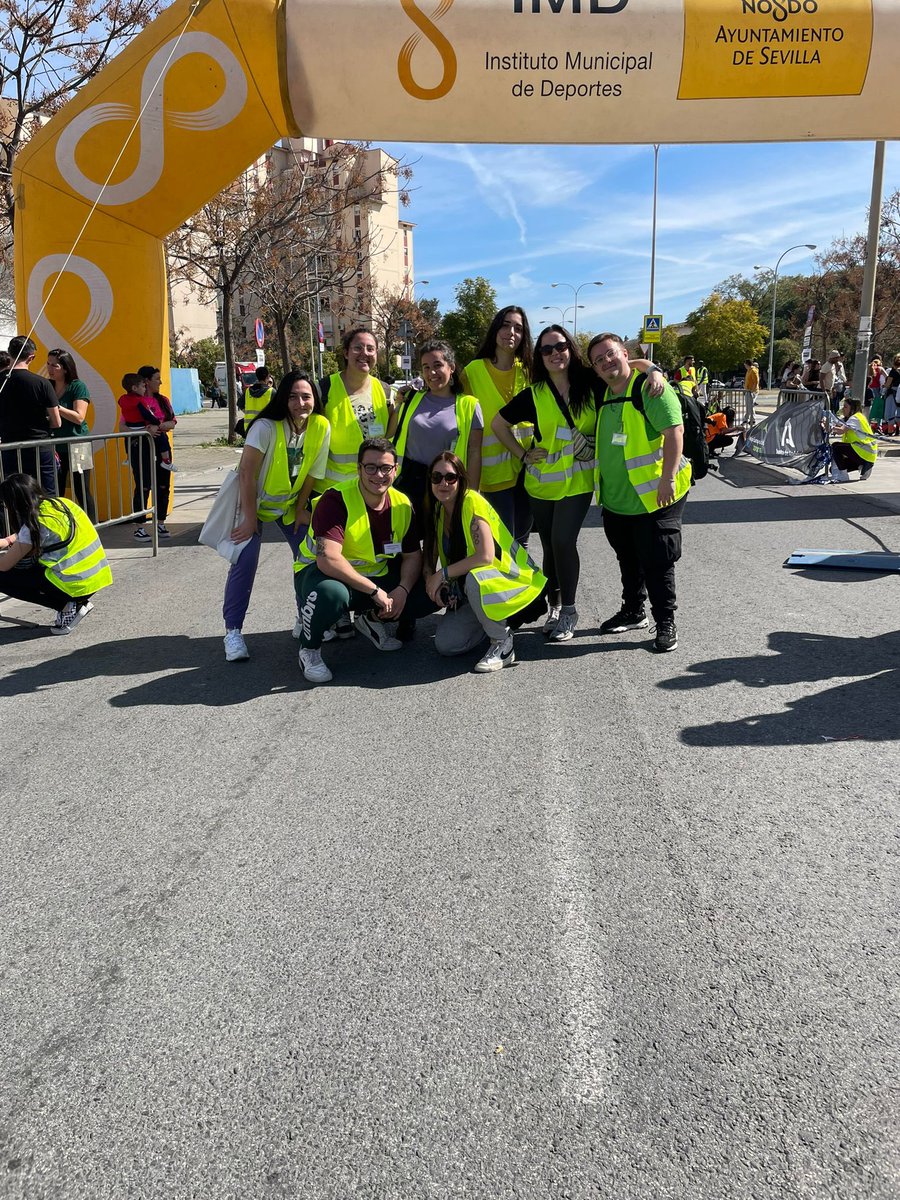 SemosLosBoom's tweet photo. Este domingo nuestros monitor@s  estuvieron como voluntarios y corredores en la carrera popular “Memorial Victoria Domínguez” a mano de @AsocEntreAmigos. #carrerapopular #poligonosur #sevilla #FelizMiercoles https://t.co/QCrCOvfUPH