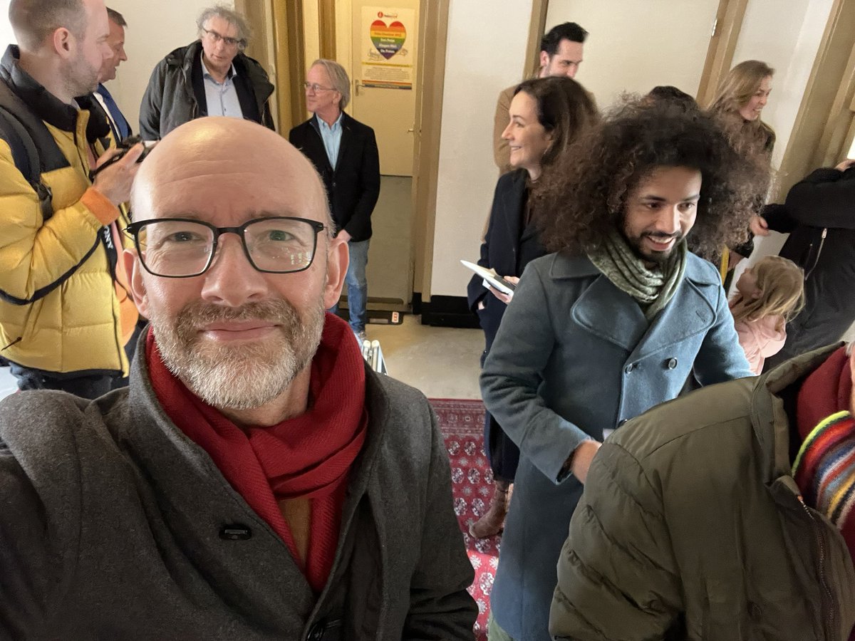 BobMaasNL's tweet photo. Zojuist in aanwezigheid van de Commissaris van de Koning, Burgemeester van Amsterdam, de Dijkgraaf van het Waterschap Amstel, Gooi en Vecht en de stadsdeelvoorzitter mijn stem uitgebracht. #PS2023 #provincialestaten #waterschappen #stemPvdA #amsterdamnoord #tuindorpoostzaan https://t.co/9NLQ82EOjO