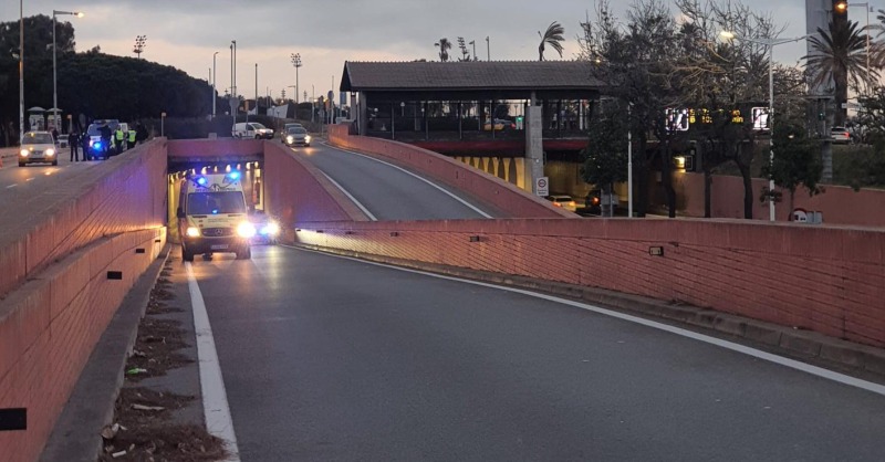 LaVanguardia's tweet photo. 🔴 #ÚltimaHora

Muere el turista canadiense que cayó a la Ronda litoral de Barcelona desde un puente tras ser asaltado por cinco ladrones.

✍️ @maykanavarro
