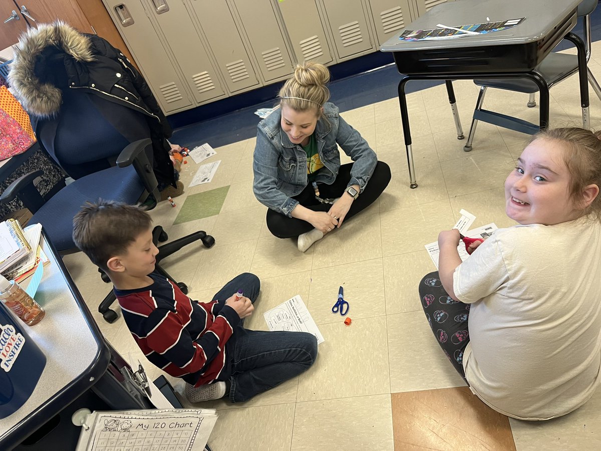 CarpenterMLS's tweet photo. These students are comparing and contrasting different texts to help them better comprehend the articles they read. Thank you Mrs. Ealy for helping them out! #WeAreMidview #comparetexts https://t.co/Kzjb1vaDZD