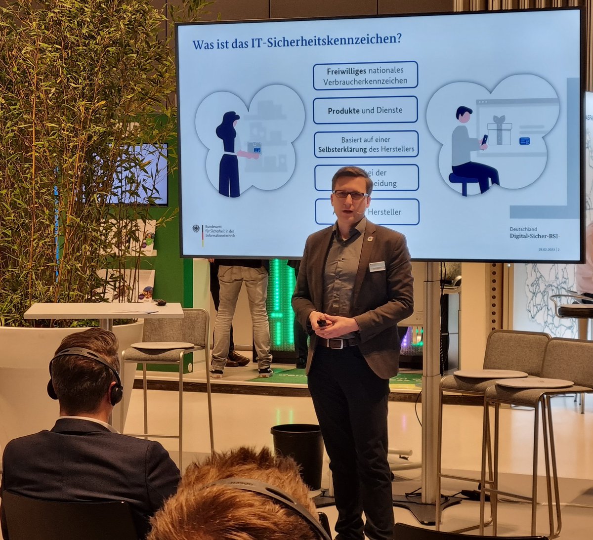 BREKOverband's tweet photo. Wie erhöhen wir die #Cybersicherheit auch auf Seiten privater Konsument:innen? @JoshuWiebe stellt auf den #fiberdays23 das Sicherheitskennzeichen des @BSI_Bund als verbraucherorientierte, marktfreundliche Lösung vor. #ITsicherheit #Cybersecurity https://t.co/JC5XUD4KL4