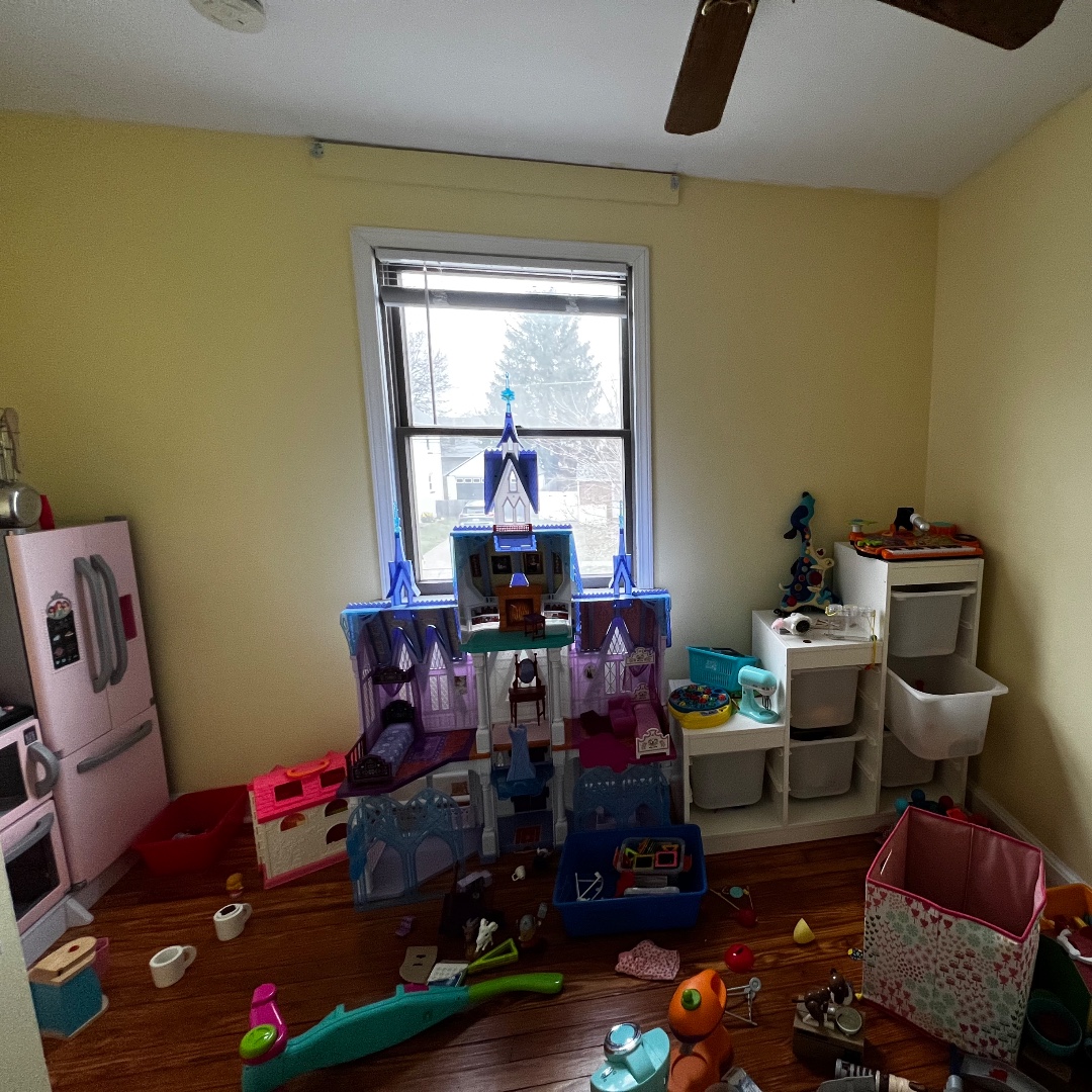 CESMainLine's tweet photo. Swarthmore Before ⚡️ After
Yesterday, we decluttered & organized
3️⃣ spaces for this busy working Mom!💪🏼
✅ Play Space 1
✅ Play Space 2
✅ Girl's Bedroom/Closet
#gettingorganizedonthemainline #declutter #justcallcarrie #homeorganizer #swarthmorepa #delcomoms https://t.co/pimjLd2bMN
