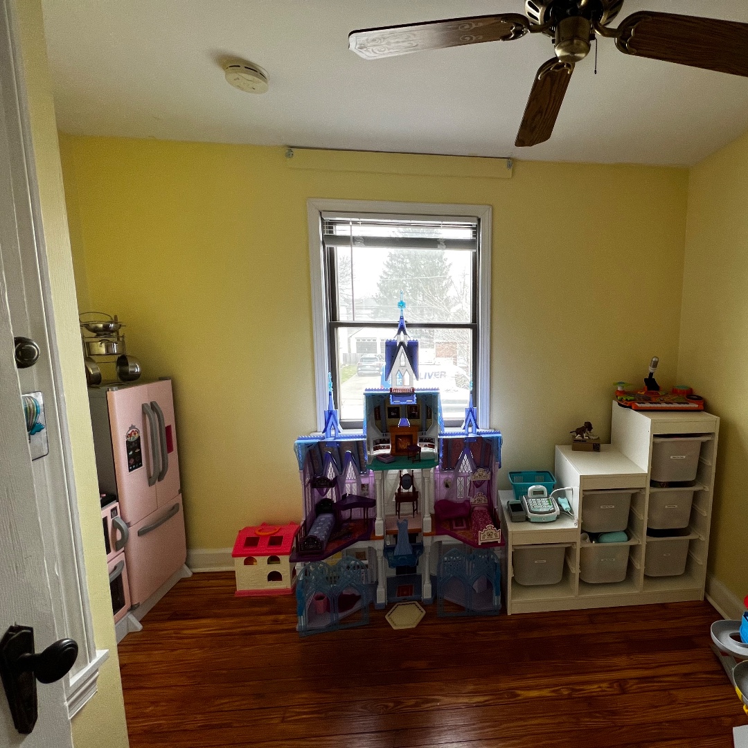 CESMainLine's tweet photo. Swarthmore Before ⚡️ After
Yesterday, we decluttered & organized
3️⃣ spaces for this busy working Mom!💪🏼
✅ Play Space 1
✅ Play Space 2
✅ Girl's Bedroom/Closet
#gettingorganizedonthemainline #declutter #justcallcarrie #homeorganizer #swarthmorepa #delcomoms https://t.co/pimjLd2bMN