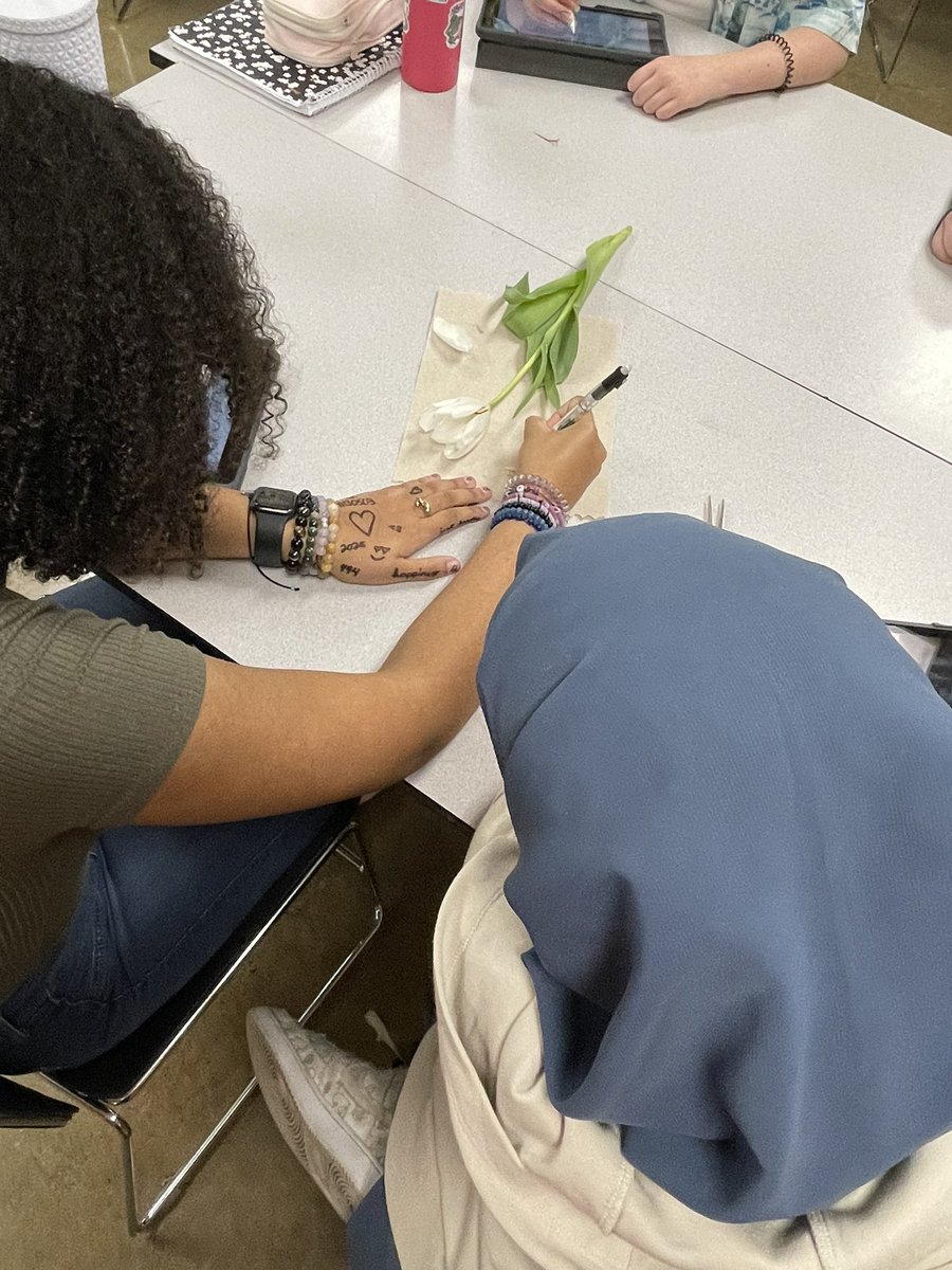 StormMrC's tweet photo. Flower dissection. How do flowers reproduce? Tough to use chat GPT in a lab. https://t.co/TxCblNZ87e