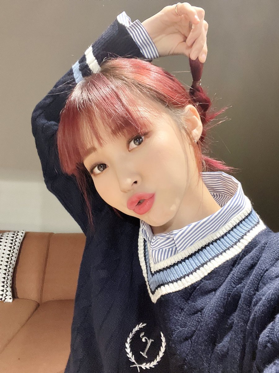문별 진실로 안어울리는게 뭐임?
한복<한국인들을위한축복이자한국인의얼,정신,애국임
락스타<얼굴과지리는퍼포로무대를휘어잡음
아기요정<이슬만먹고살아도이거보다청순할순x음
잼민이<잼민이