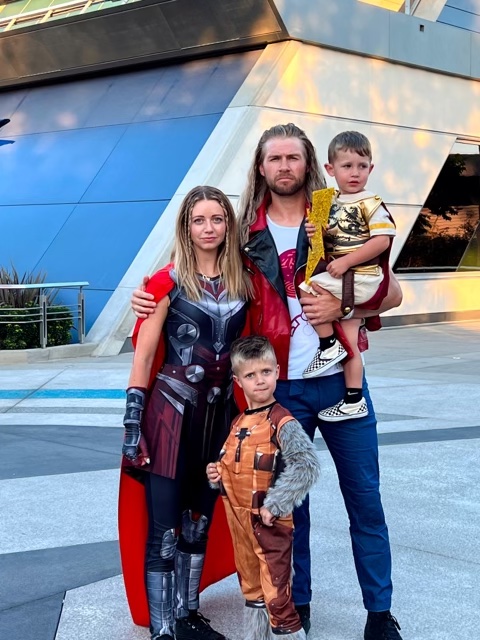 ThisIsTMann's tweet photo. @chrishemsworth @chrishemsworth Definitely the vest 😂 https://t.co/w9fBBXuwJY