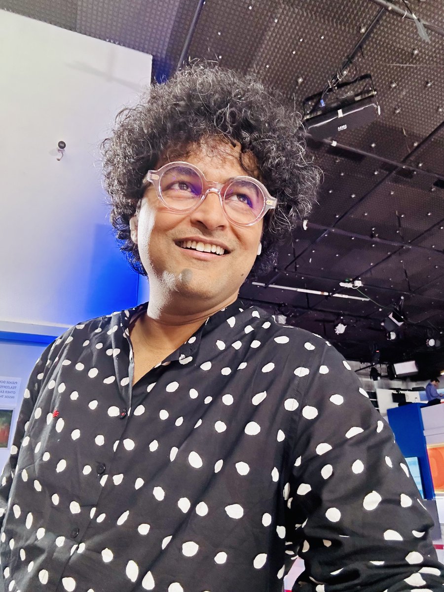 sidtree's tweet photo. “ चाहे कितना अंधेरा हो,
उजाले के सिक्कों में नहाए रहते हैं
हम सुनहरी किरणों के बच्चे हैं
हारें या जीतें… छाए रहते हैं ”
#सिद्धार्थकीदूरबीन 🔭
#SidTreeSutra 🌀
#SidTree Ka #Kavivaar
#ClickDuniya 📷 https://t.co/DwUAiajwdF