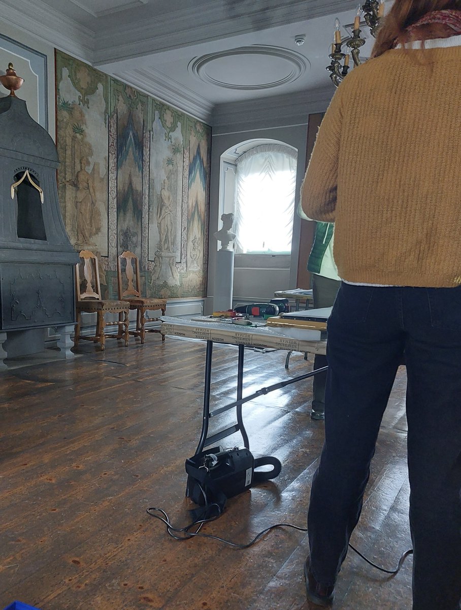 KlassikStiftung's tweet photo. Gestern wurden auf Schloss Kochberg die Öfen gereinigt, Kronleuchter entstaubt, Möbel abgesaugt und neue Gemälde aufgehängt. Alles bereit für den #Theatersommer 2023, in dem das Liebhabertheater unter dem Thema "Lebenskunst" einlädt. https://t.co/gJutFDL2Ts https://t.co/yrFcFVYrsu