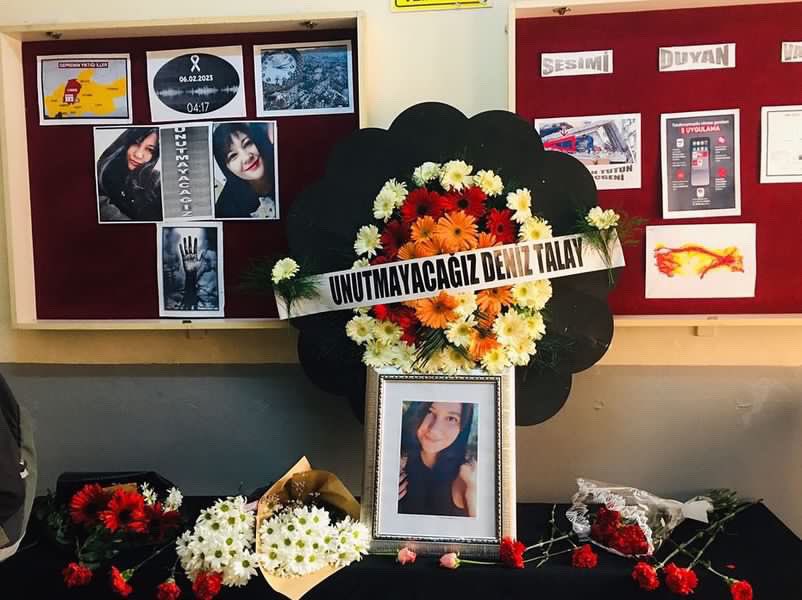 Adana'da depremde hayatını kaybeden Deniz öğretmeni öğrencileri unutmadı.

Alpargun apartmanın enkazından cansız bedeni çıkarılan Çoğrafya öğretmeni Deniz Talay görev yaptığı Şehit Fatih Yeniay Anadolu Lisesi sınıfında bulunan masaya çiçek bırakılarak yad edildi.