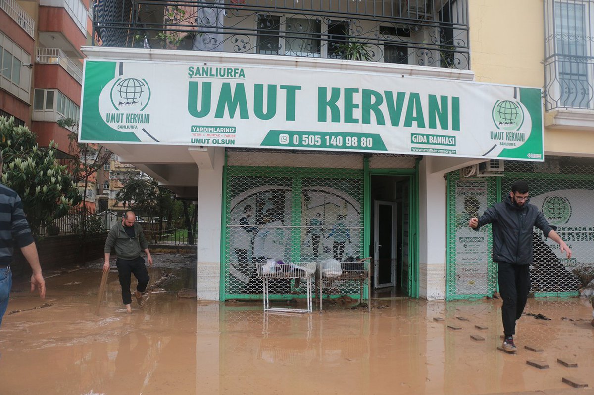 Selin vurduğu #Şanlıurfa'da depremzedelere gönderilecek yardımlar ve Ramazan ayı için hazırlanan kolilerimiz, sular altında kaldı.