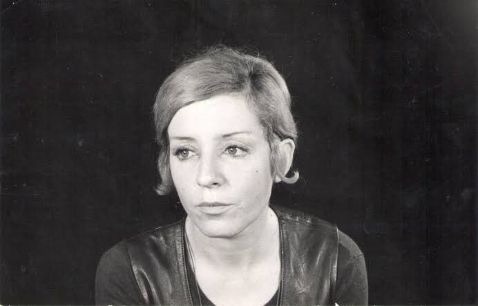 "Sevmeyi bilmek, sevmekten çok daha önemli."

Tomris Uyar