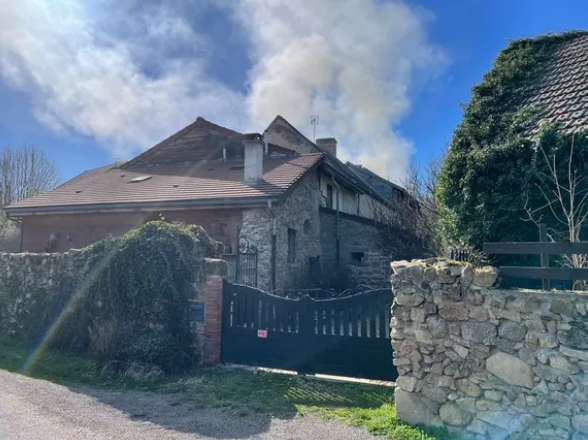 perrinaud's tweet photo. Sept gendarmes blessés dans l'explosion d'une maison dans l'Allier
https://t.co/rZt5Ax7QLz https://t.co/QdQrULylC1