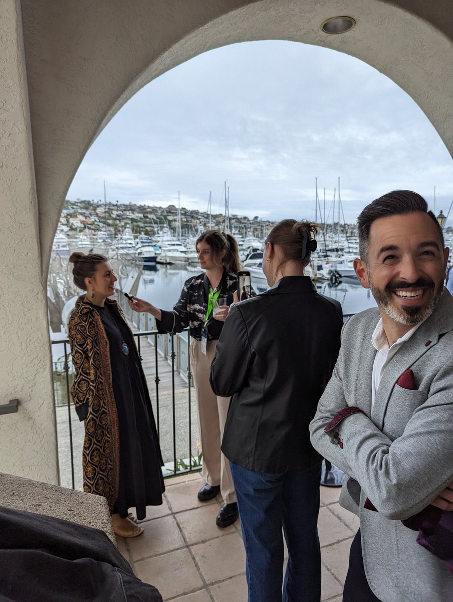 One of the best photo ops at #SearchLove was <a href="/d_hunter112/">Delaney MacKenzie (She/Hers)</a> on the tiny mic interview w/ <a href="/everywhereist/">Geraldine Just Follow TheEverywhereist on Threads</a> and <a href="/randfish/">Rand Fishkin (follow @randderuiter on Threads)</a> reaction. It's so great!