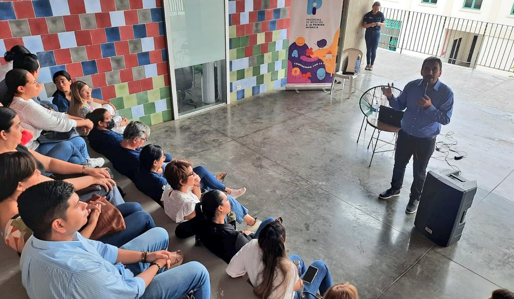 PatryVargas07's tweet photo. La #EducaciónEmocional en la Primera Infancia siembra bases para el desarrollo de niños/as seguros e imparables. Hoy, el conferencista e impulsor de la Ley de Educación Emocional en Chile y LATAM, Arnaldo Canales nos brindó una charla con valiosas herramientas para nuestro equipo https://t.co/FMp1uqN2pe