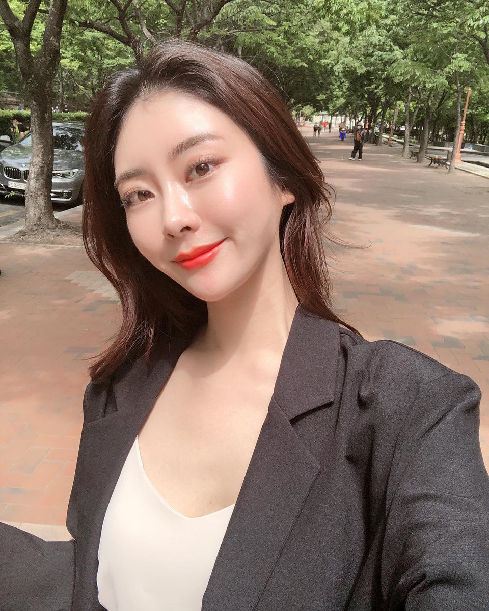ke_hoo's tweet photo. Growing up is like walking at night, there are no lights and no one, but just because the dawn is beautiful, you have to walk coolly.#growthProcess https://t.co/Z87kJSQqpP