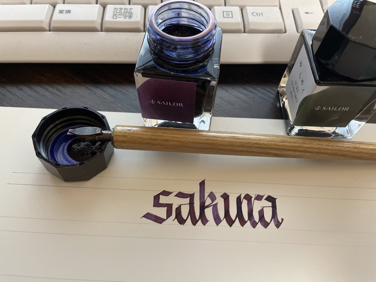 solrashido90's tweet photo. #sailor #ink #calligraphy #ゆらめく 

오늘 잉크가 도착해서 도착하자마자! 잉크를 열었다!
분명 뚜겅에 보이는 색은 청색인데... 색이 마를 수록 뷰라색이 된다!
너무 이뻤다! 
잉크는 세일러의 유라메쿠시리즈의 타데고코로라는 색이다! https://t.co/60OgSpV6fL
