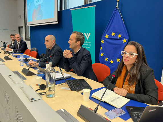 “Quiero invitarlos a tomar un sorbo de agua y decirme si su vaso está mitad lleno o vacío 🥤. En el #SectorWash lo tenemos solo 11% lleno, a pesar de que el acceso a agua limpia es una necesidad de supervivencia para refugiados y migrantes 🇻🇪". 

#SectorWash #Plataforma_R4V 🇧🇪