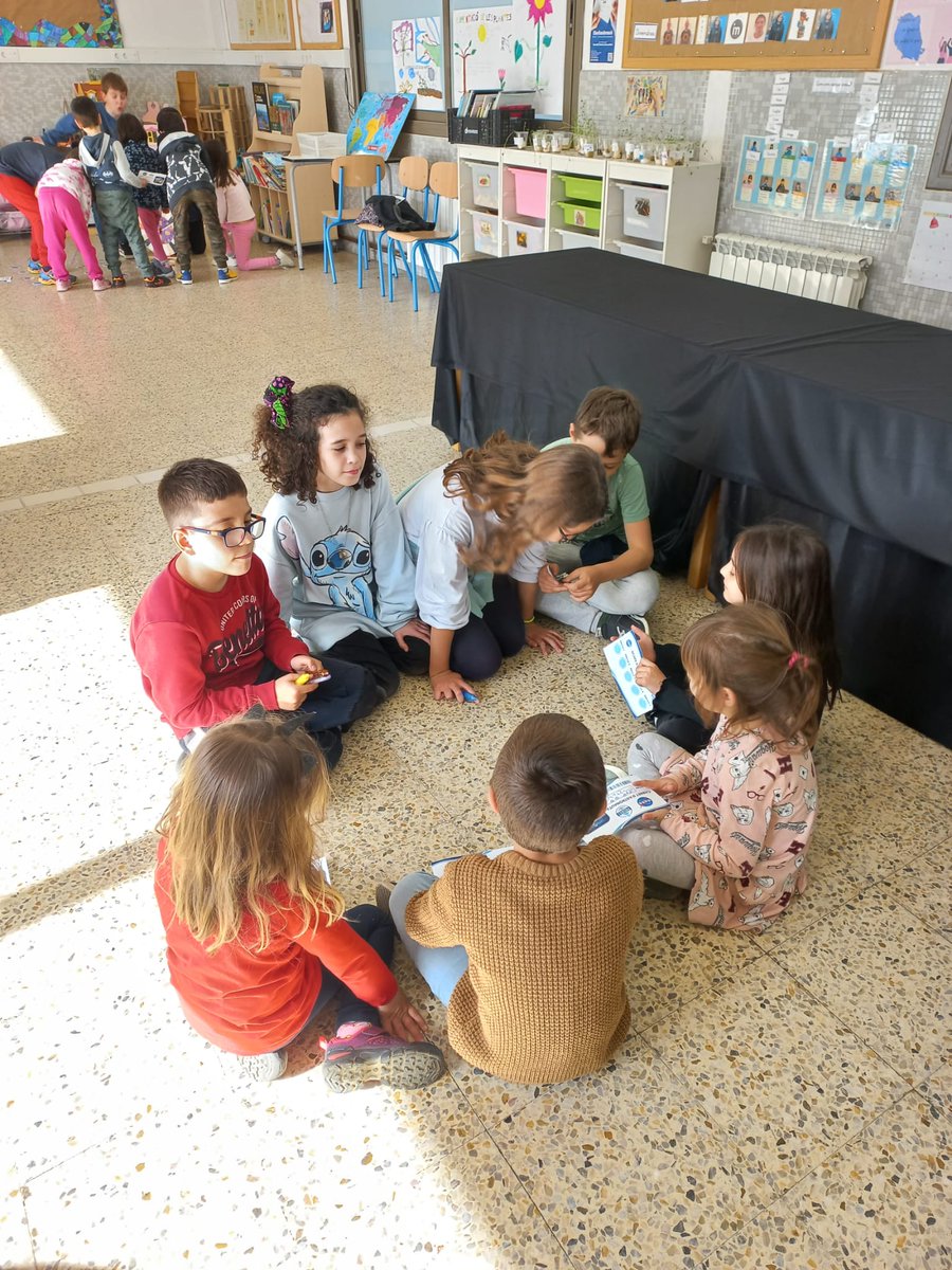 NouPatufet's tweet photo. I5 gaudim del room escape que ens han preparat les padrines i padrins de 4t com a final de #projecte "Explorem el cosmos". Ens ho estem passant molt bé!
#ABP #tuijocompartim #NouPatufet #somtransformació #EscolesCoop https://t.co/eiQLs7qjmr