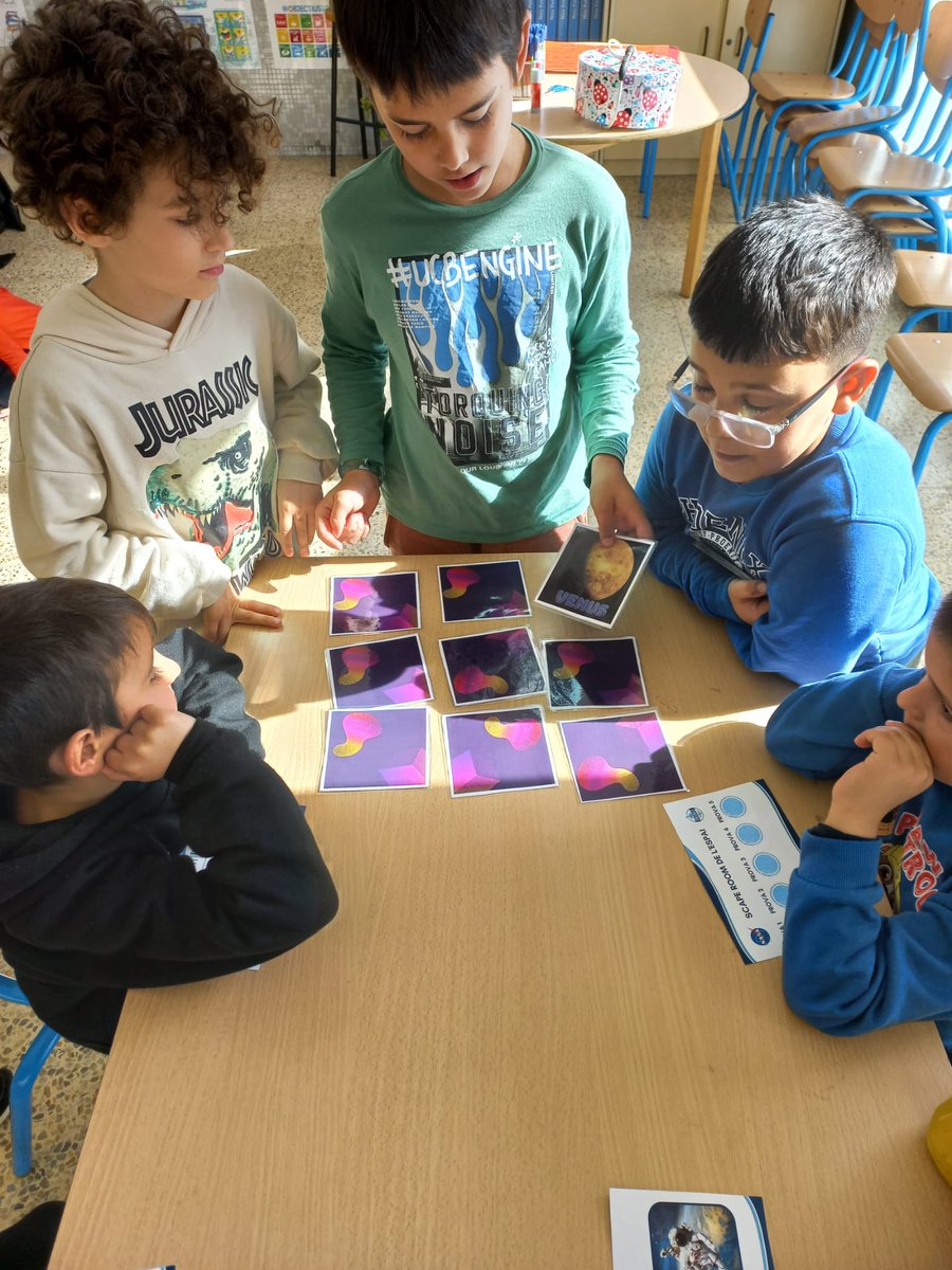 NouPatufet's tweet photo. I5 gaudim del room escape que ens han preparat les padrines i padrins de 4t com a final de #projecte "Explorem el cosmos". Ens ho estem passant molt bé!
#ABP #tuijocompartim #NouPatufet #somtransformació #EscolesCoop https://t.co/eiQLs7qjmr