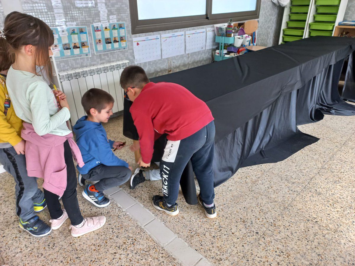 NouPatufet's tweet photo. I5 gaudim del room escape que ens han preparat les padrines i padrins de 4t com a final de #projecte "Explorem el cosmos". Ens ho estem passant molt bé!
#ABP #tuijocompartim #NouPatufet #somtransformació #EscolesCoop https://t.co/eiQLs7qjmr