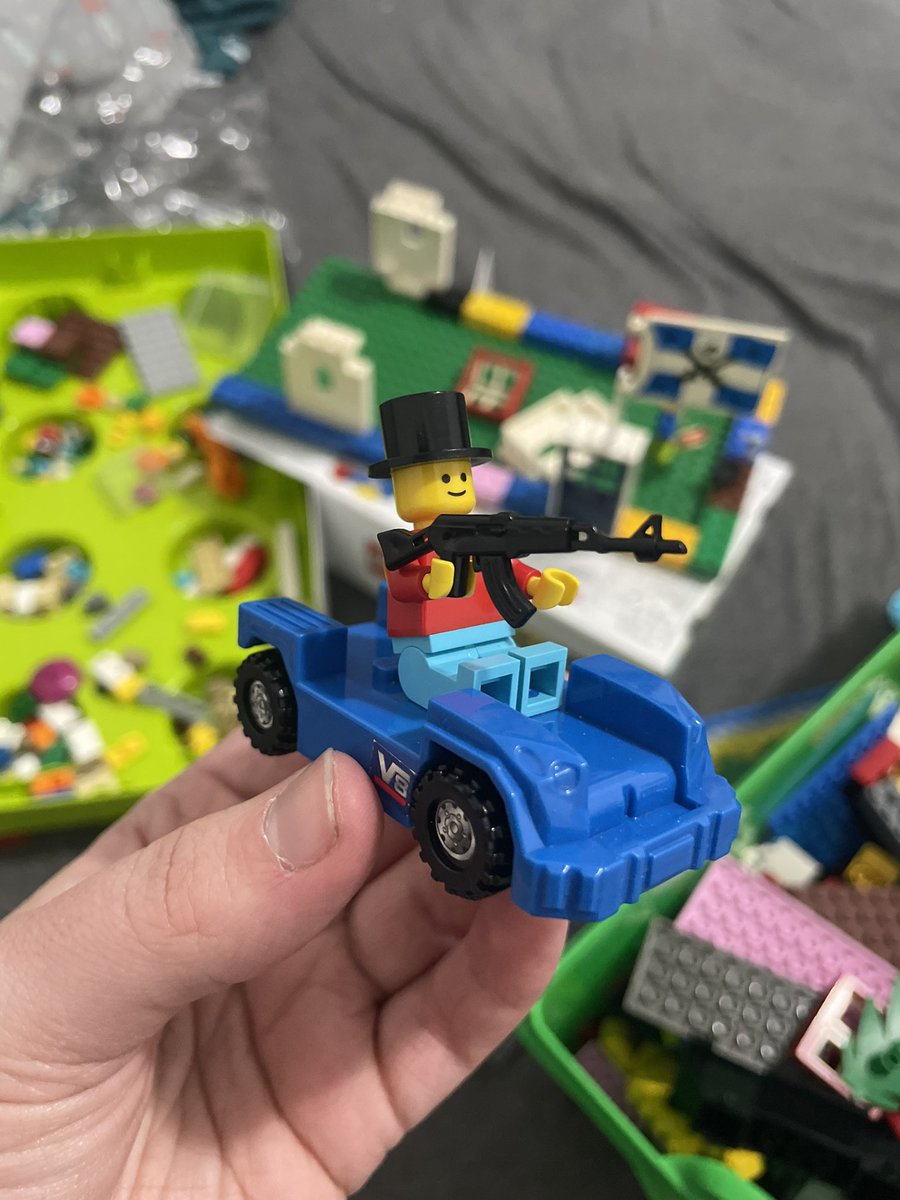 brileh_'s tweet photo. @diana_lynnj I picked some legos up from ikea and the flea market and I’ve got so many fun pieces https://t.co/VjZ268WdjH