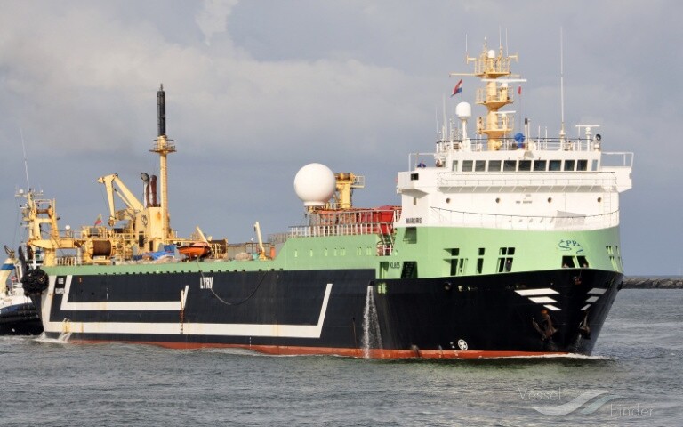 Seasaver's tweet photo. 'the "Death Star of the Ocean" can land up to 250 tonnes of fish a day, 14 times what a regular Irish trawler might take, while often leaving tonnes of unwanted by-catch, non-profitable marine life, dead in its wake' https://t.co/Ls9WRFJVHk #margiris #endbycatch https://t.co/X4lhsaKkPp