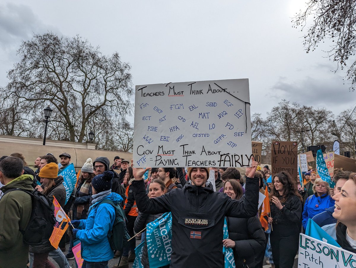 dawsonmaths's tweet photo. Excellent turnout at the NEU march today 💪 https://t.co/6iahIKuiQk