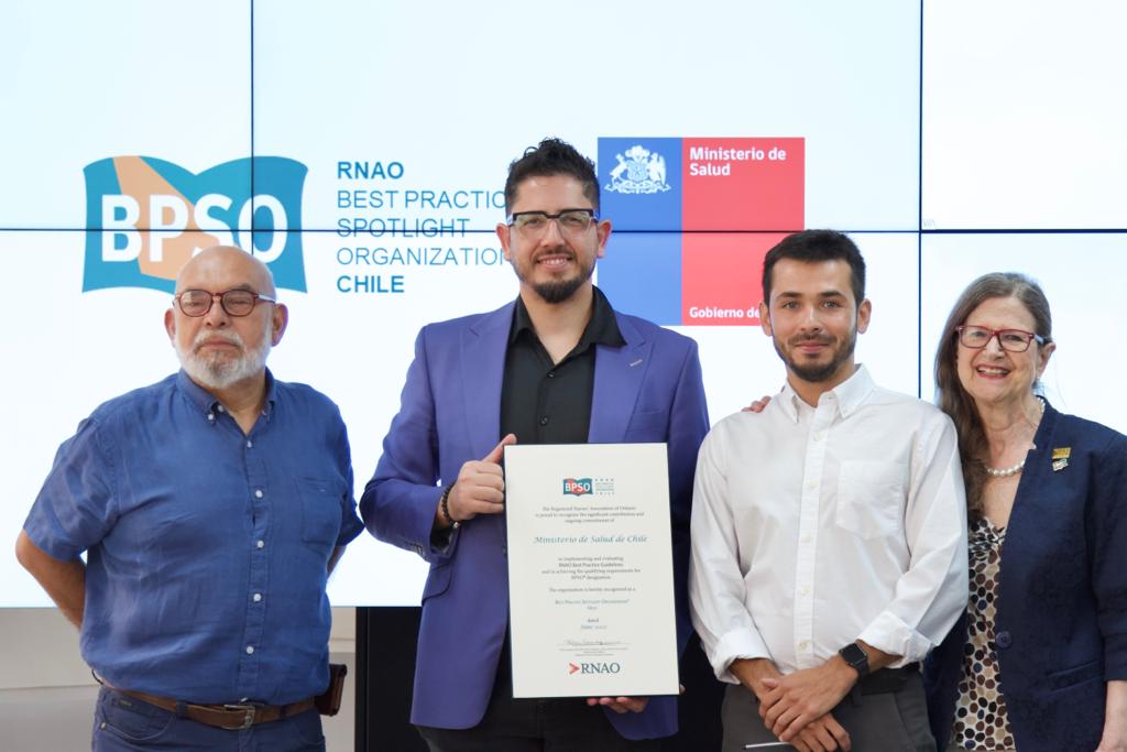 AraosFernando's tweet photo. 🔸Hoy me reuní con la Dra. Doris Grinspun del Registered Nurses’ Association of Ontario (@RNAO) y parte del equipo técnico del @ministeriosalud para recibir la Guía de Buenas Prácticas que busca proporcionar cuidados de calidad y excelencia, en el sistema sanitario. 🏥 1/2 https://t.co/ThGluPBVpQ