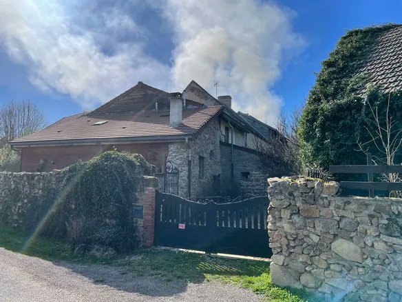 Montagne_Vichy's tweet photo. Sept gendarmes blessés dans l'explosion d'une maison dans l'Allier https://t.co/mKGaq4rCw3 https://t.co/vM5jzM2XIg