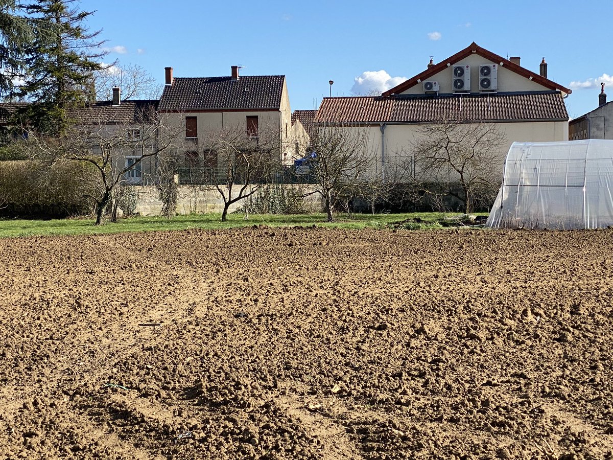 AudePocchiola's tweet photo. Avec les beaux jours, préparation de la terre pour les plantations de printemps. Pendant ce temps sous les serres, silence ça pousse ! #fragtw #maraichage #silenceçapousse #ventedirecteàlaferme @dams7174 #navilly @jojoNetafimfr https://t.co/90RzJ1DGGf