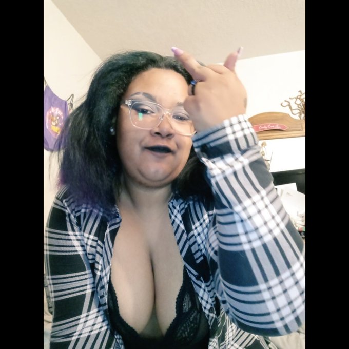 Good morning, findom Twitter! Starting my day with a steamy read that ignites my dominant desires 🥵 My<a href="/tag/newprofilepic"class="tags"><span>#newprofilepic</span></a>