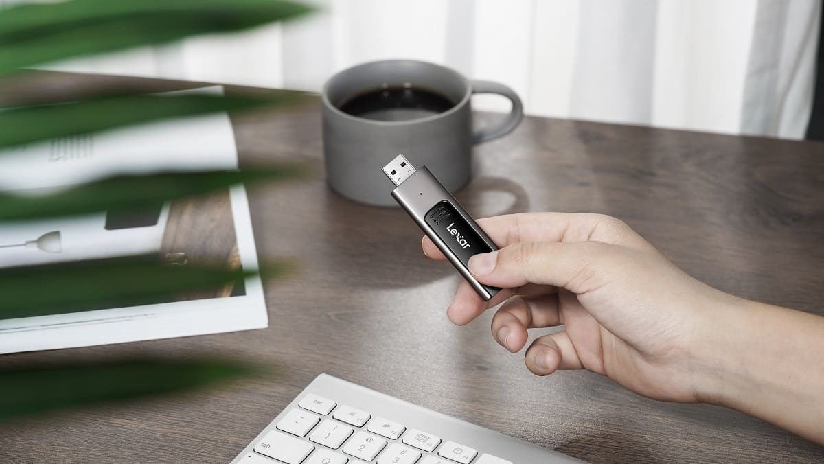 CeotechI's tweet photo. Lexar presenta la PenDrive JumpDrive M900 USB 3.1 Flash Drive
#Archiviazione #ChiavettaUSB #Crittografia #GadgetTech #JumpDriveM900 #JumpDriveM900USB31FlashDrive #Lavoro #Lexar #MemoriaFlash #Notizia #Notizie #PC #PenDrive #Tech #TechNews #Ufficio
https://t.co/qhm0cVI7oZ https://t.co/Hra6jQW7gF