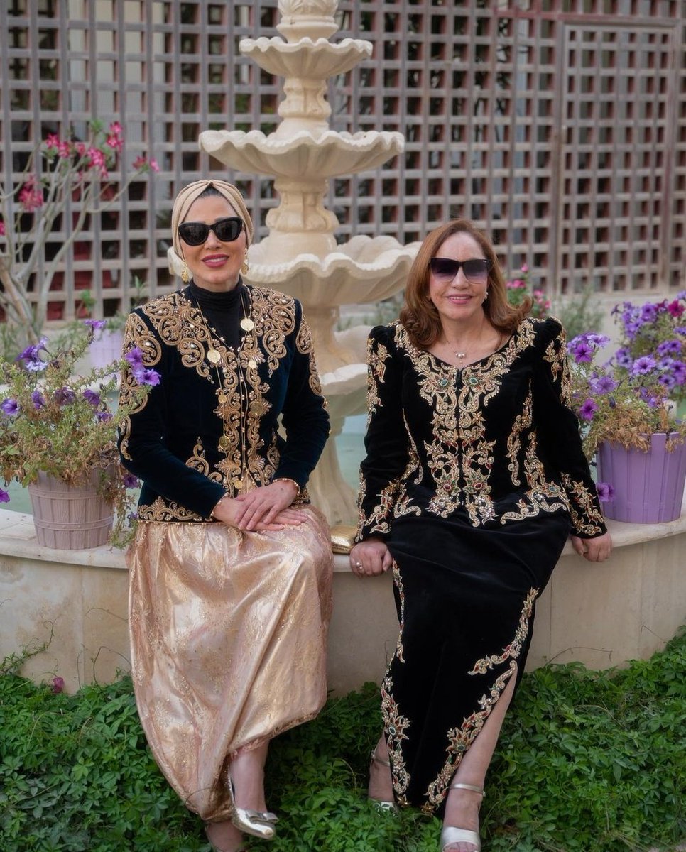 الجميلتان أحلام مستغانمي و خديجة بن قنة 🇩🇿 بالزي التقليدي الجزائري الفخم #الكراكو 🇩🇿