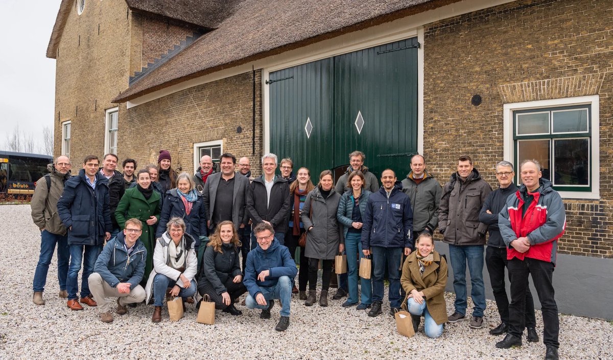 A4Biodiversity's tweet photo. Vorige week was er hoog bezoek in de #Alblasserwaard. Een delegatie van het EU LIFE-programma uit #Brussel kwam de voortgang van pilot Donkse Laagten bekijken! Lees hier meer over het bezoek👉🏻https://t.co/67VY1SKgZM https://t.co/0GvHHxUji4