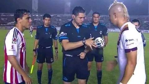 NostalgiAscenso's tweet photo. Aquellos Coras de Tepic del circuito de plata, equipo que incluso llegó a jugar una final. ¿Qué tal la foto de los capitanes Omar Bravo por Chivas y el Bofo por Coras? https://t.co/PMwiUnCe4P