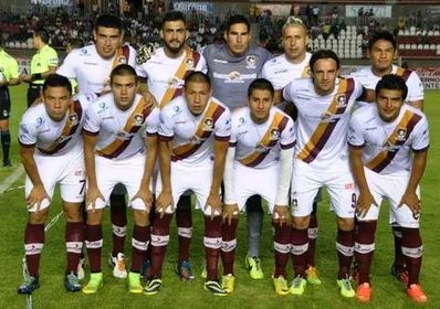 NostalgiAscenso's tweet photo. Aquellos Coras de Tepic del circuito de plata, equipo que incluso llegó a jugar una final. ¿Qué tal la foto de los capitanes Omar Bravo por Chivas y el Bofo por Coras? https://t.co/PMwiUnCe4P