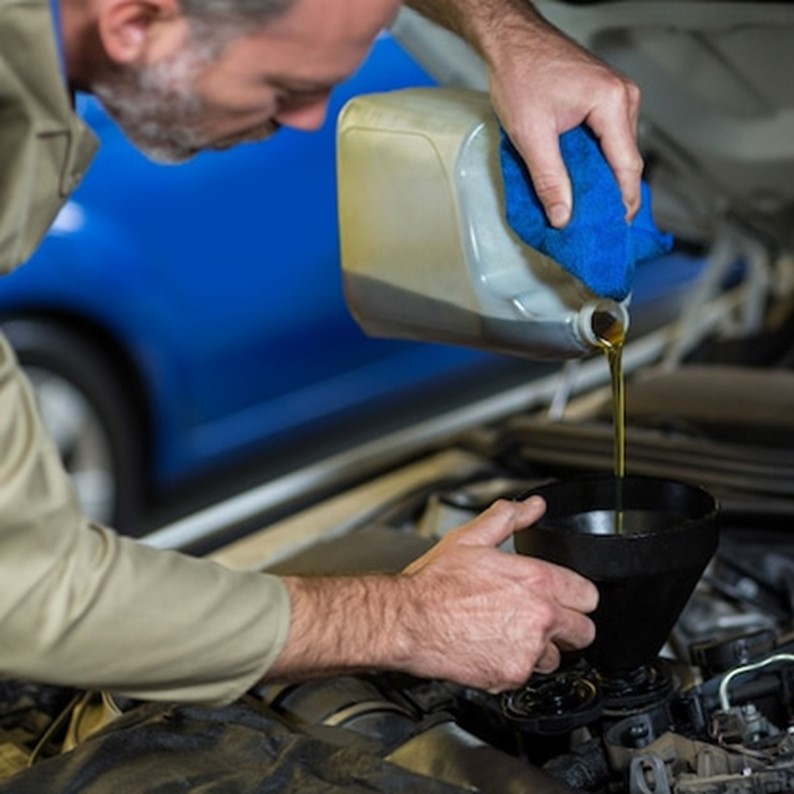Óleo lubrificante de motor falso: como evitar a picaretagem dos revendedores?

O lubrificante é indispensável no funcionamento do motor, já que ele protege as peças internas, reduzindo o atrito entre as partes móveis. Veja tudo no AutoPapo: tinyurl.com/novocorretorM1