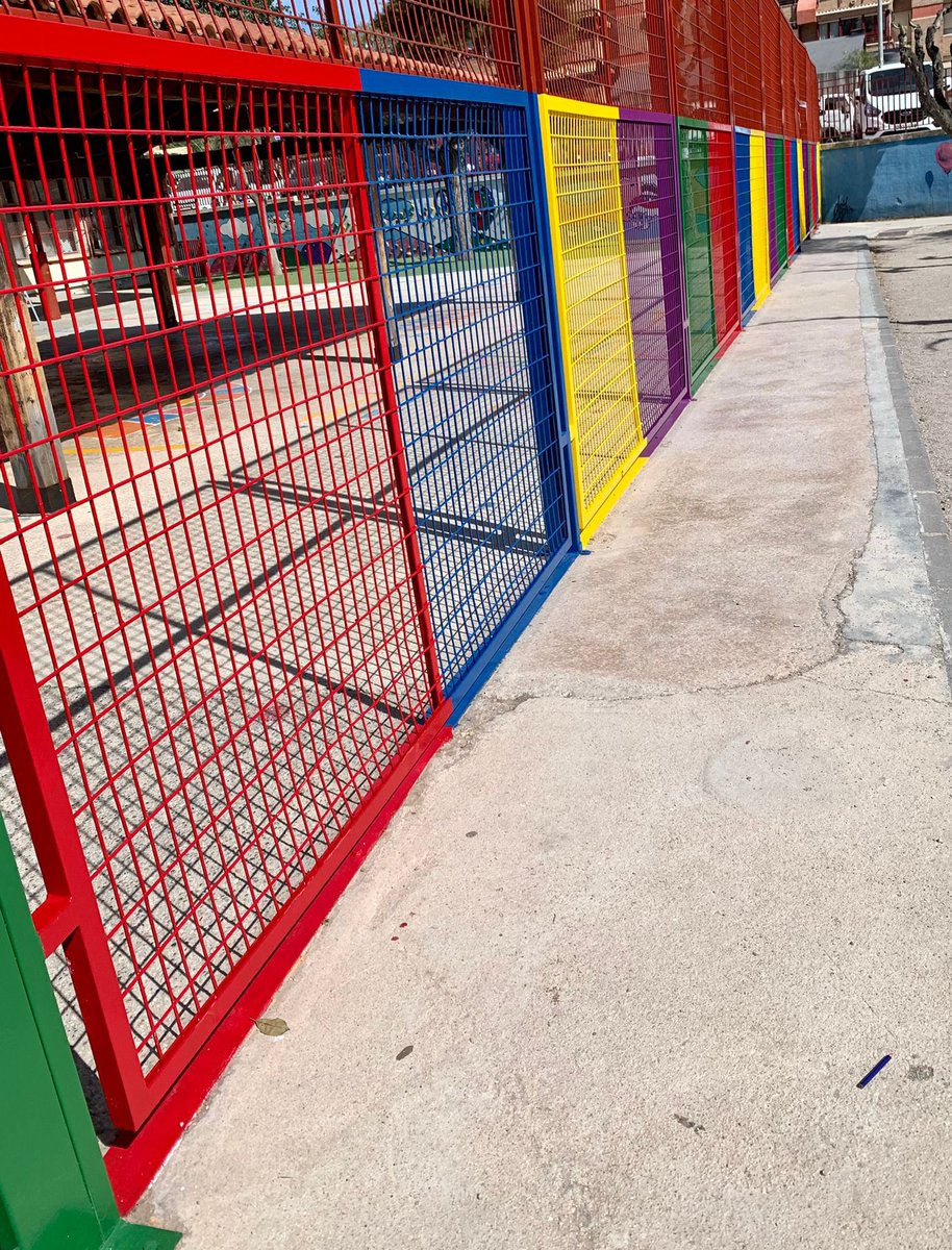 El <a href="/AytoMurcia/">Ayuntamiento de Murcia</a> ha estado estos días en nuestro <a href="/CBMMarianoAroca/">CEIP Mariano Aroca López</a> pintando nuestras vallas. Nuestro agradecimiento por mantener nuestras instalaciones en perfecto estado. #herewegoagain

<a href="/Educarm/">Educarm</a> <a href="/ProgramasRM/">ProgramasRM</a>