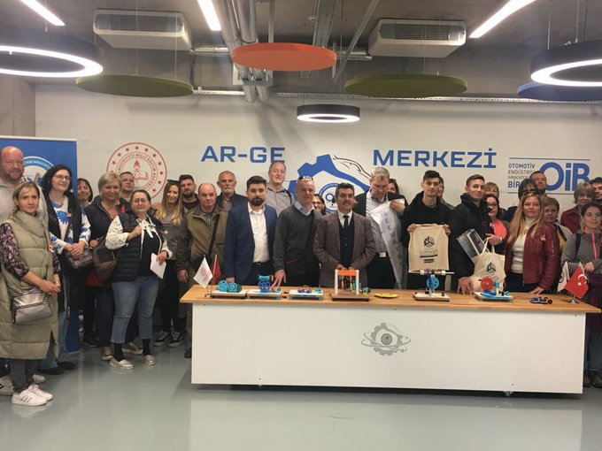 eamtal's tweet photo. Macaristan Budapeşte'deki Gepeszeti SZC Kossuth Lajos Ket Tanitasi Nyelvü Technikum Lisesi öğrenci ve öğretmenleri ortaklarmız ve okulumuz Lojistik alanı öğrencilerinin staj çalışması ile ilgili görüşmeler yapmak üzere ziyaret gerçekleştirmişlerdir. #GurhanCokgezer #bursailmem16 https://t.co/00K2Cn2kPA