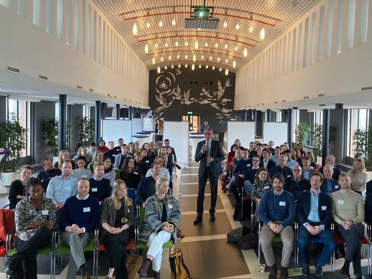 bo_feb's tweet photo. Gister hebben wij tijdens de introductiedag van EZK o.a. de SG LNV Jan-Kees Goet mogen ontmoeten! Daarna waren wij uitgenodigd om deel te nemen aan het Maliecafé van VNO-NCW. Hier hebben we gesproken met @mathijsbouman en Cees Oudshoorn over lessen uit 75 jaar beleidseconomie. https://t.co/OCyip0qrdD