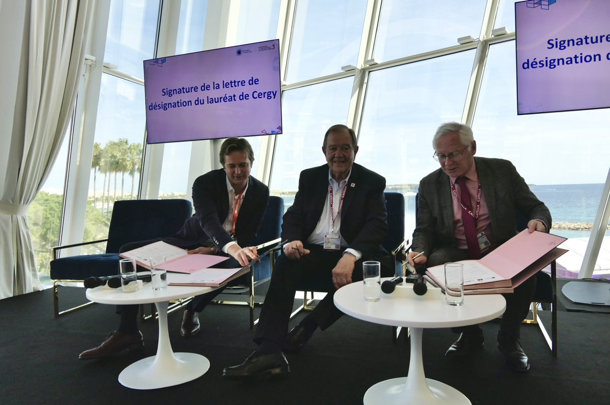 GrandParisMGP's tweet photo. La conférence se termine par la signature de la lettre de désignation du lauréat de @villedecergy en présence de @patrick_ollier et @Jp_Jeandon ✍️ #IMGP3 #MIPIM https://t.co/jz0i5cTasZ