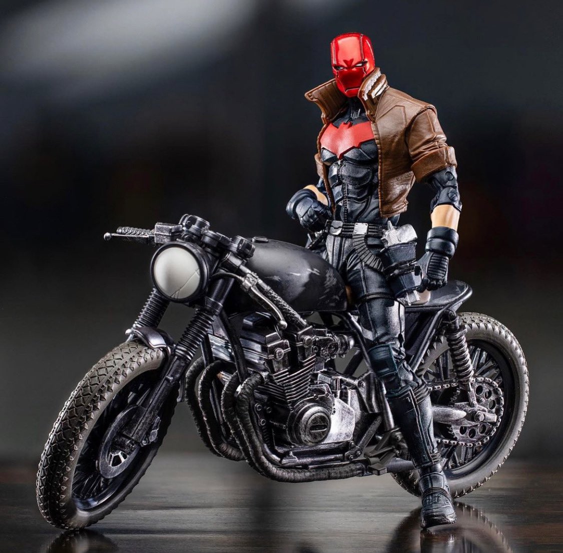 Red Hood on the Drifter motorcycle by @mcfarlane_toys_official.

#redhood #jasontodd #batman #driftermotorcycle #batfamily #darkknight #dcmultiverse #dccollectibles #dccomics #thebatman #dcuniverse #dccollection #dccollector #actionfigure #actionfigurephotography