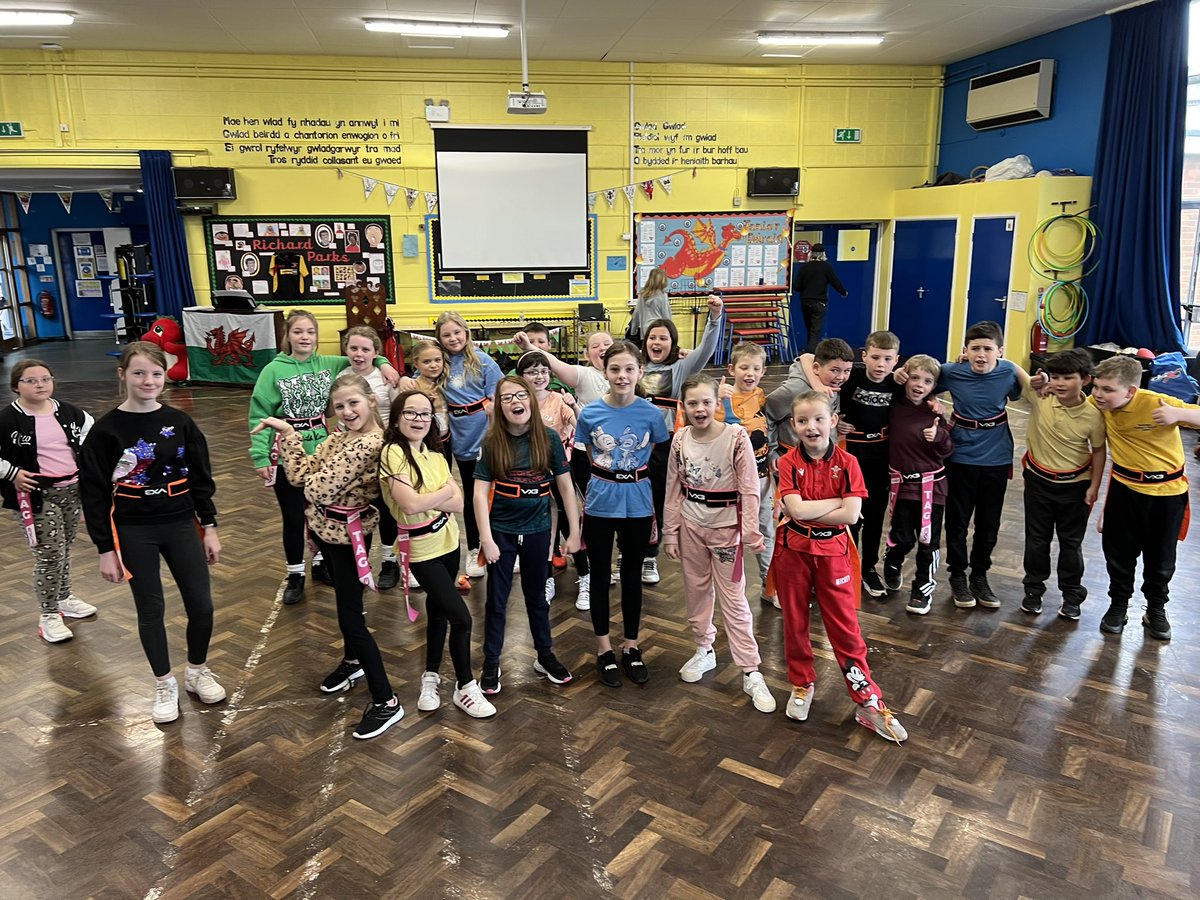 Excellent morning with year five @PontnewyddSch 🌟 today was the classes first experience with tag rugby! They absolutely loved it!!🤩Awesome job everyone!! 🐉😍 @DRA_Community @dragonsrugby #TonyBrownGateway #TagRugby #DragonsFamily @MikeSage9