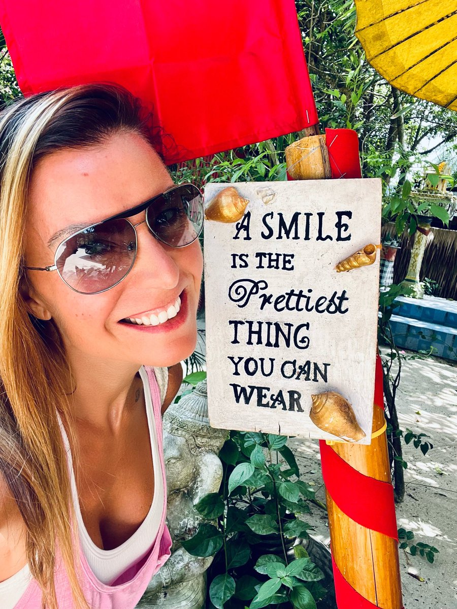 danielaG.com tweet media