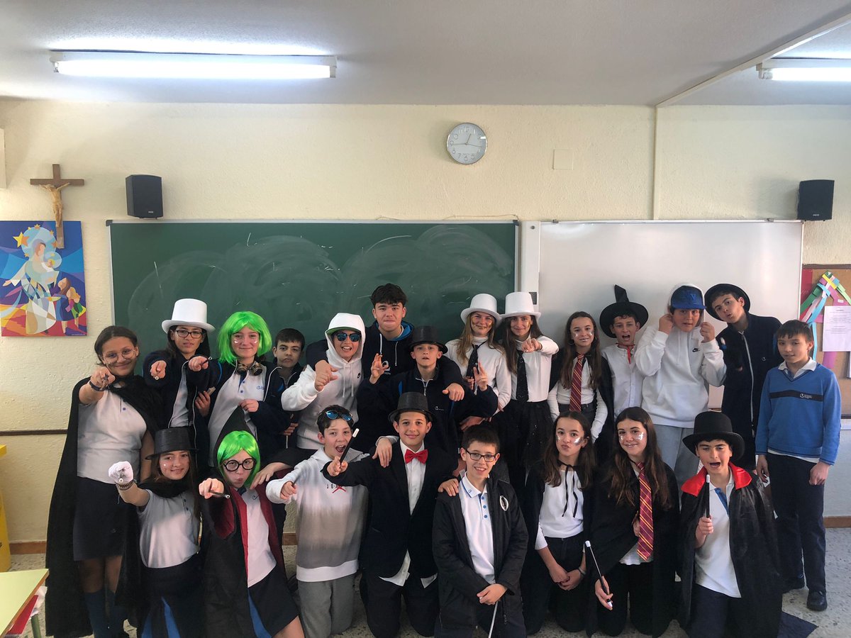 CLaInmaculada's tweet photo. 📺#DirectoCLIPH
🎩🐰Los alumnos de 1.º ESO han disfrutado mucho preparando el espectáculo de #magia a los alumnos de primaria. Los aprendices de mago han conseguido aunar el álgebra con la diversión.
🧮¡Reto conseguido!
#directo #atréveteacaminar https://t.co/kGoglILniR