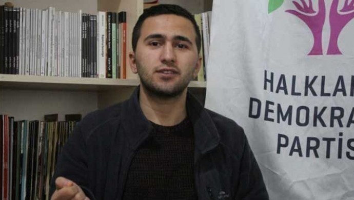 Haberdar's tweet photo. Eski HDP Gençlik Meclisi üyesi Hüsamettin Tanrıkulu hakkında ileri sürülen “ihbarın”, Emniyet Genel Müdürlüğü’nden Şırnak ve Silopi Emniyet Müdürlüğü’ne mail olarak gönderildiği ortaya çıkınca mahkeme, “ihbarcı”nın dinlenmesinden vazgeçti

https://t.co/v58KAzIb7a https://t.co/y1uU4pwg3L