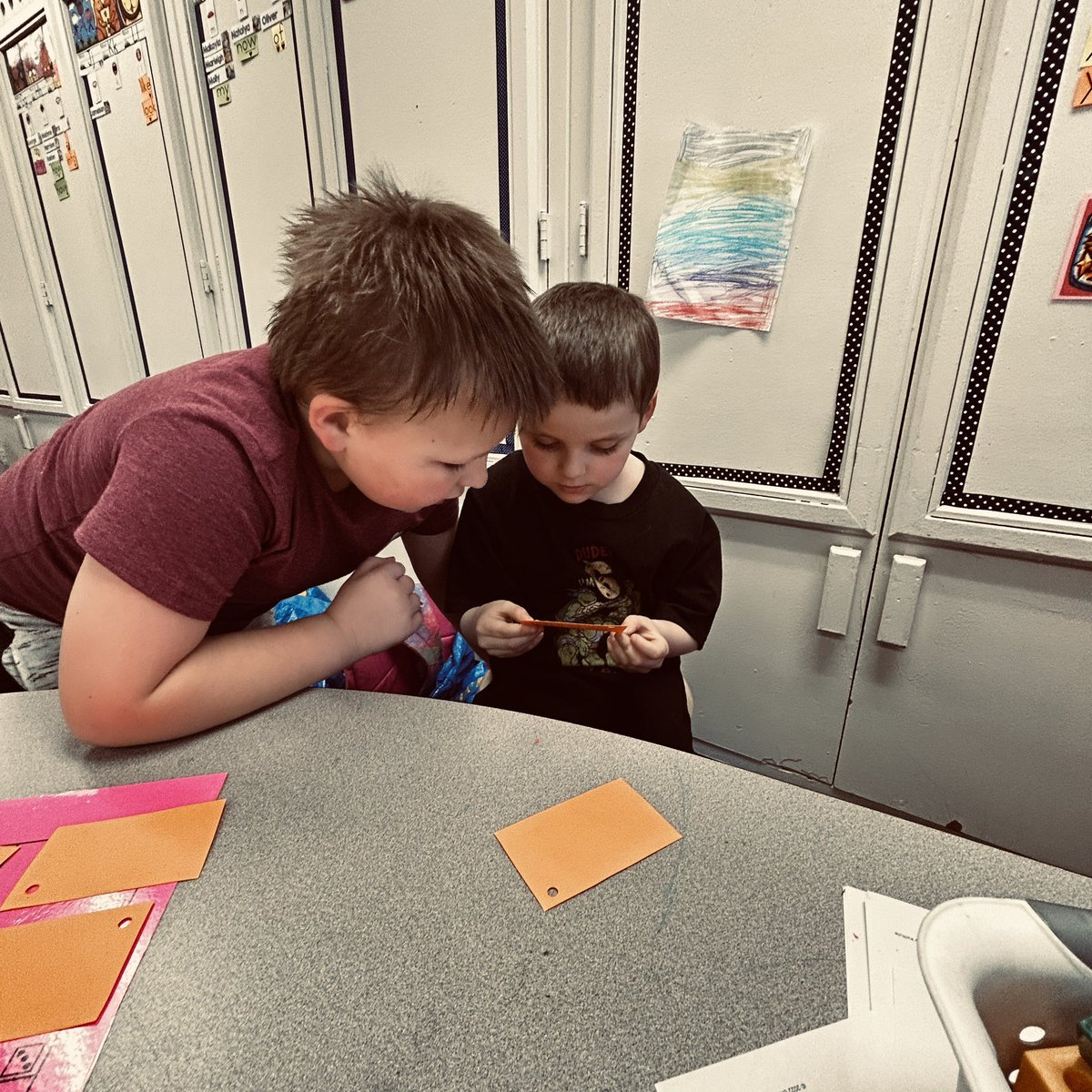 kindergeniuses's tweet photo. Love watching these kindergarten geniuses help each other read #TMGenuis https://t.co/VlJ301Gkor