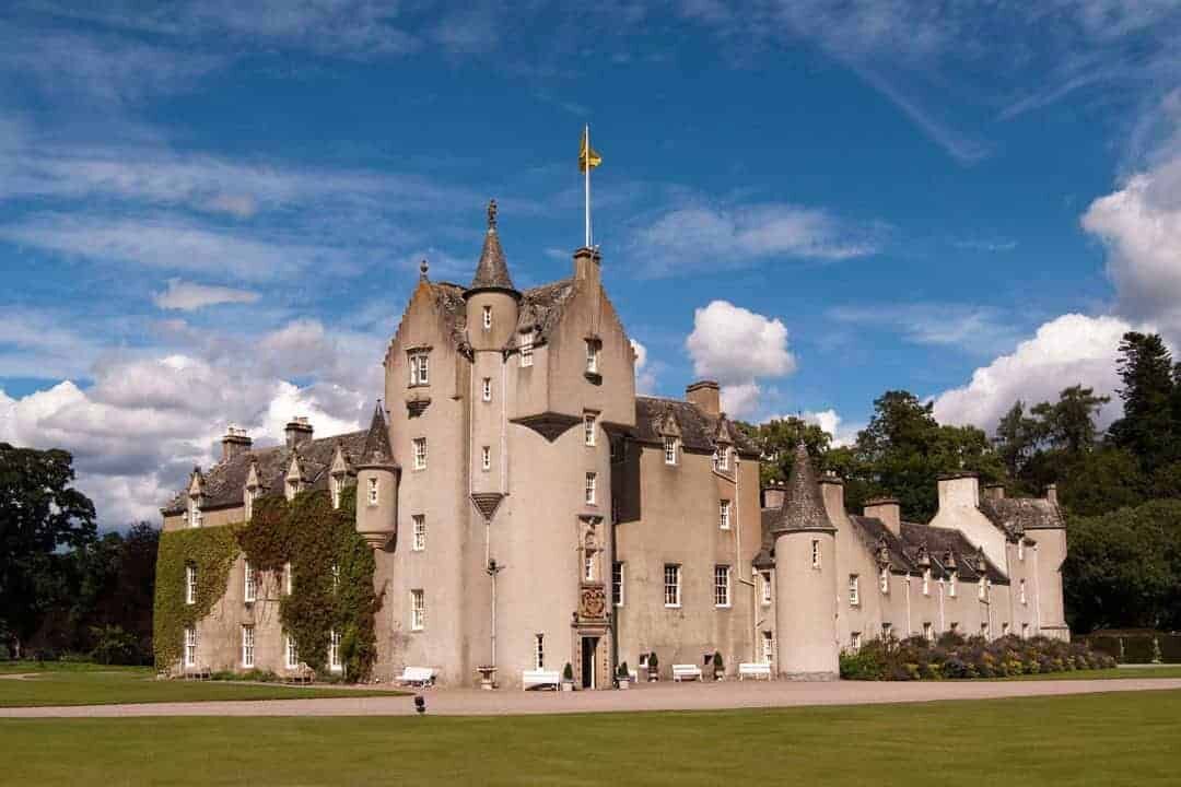 HillwalkTours's tweet photo. Did you know that there are more than 1,000 castles in Scotland?
🤔

You can find this one on our Speyside Way Whisky Trail 🏰

📸: The North East 250
📍: Ballindalloch Castle

#castles #scotland #hillwalktours #hiking #speyside #whisky #scottishtrails #scotlandcastles https://t.co/A196wDwwMI