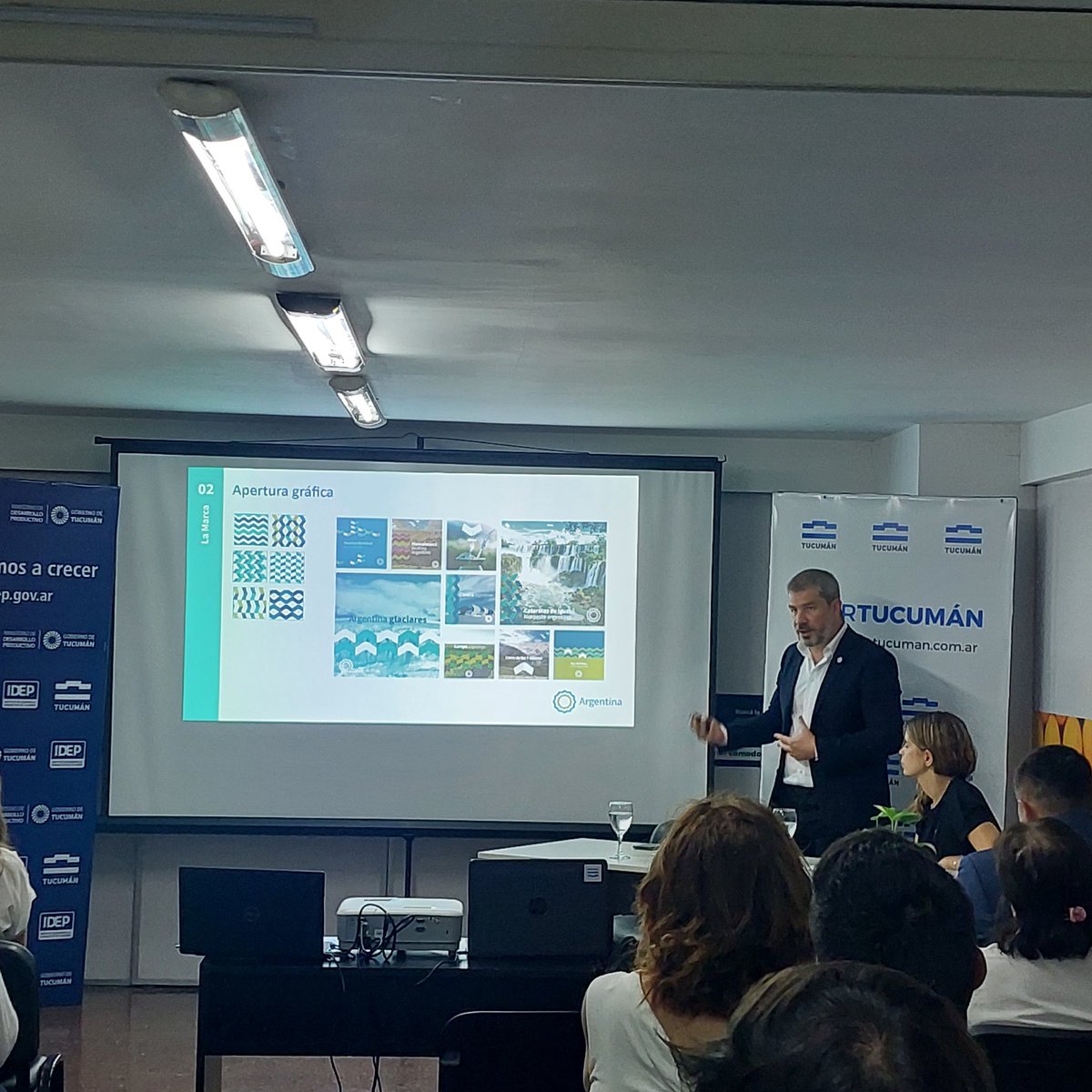 MarcaTucuman's tweet photo. Lic. Martín Giralda. Director de Competitividad de @marcapaisar nos cuenta sobre el correcto uso de la Marca País en los diferentes canales. https://t.co/w1CqwQovaz